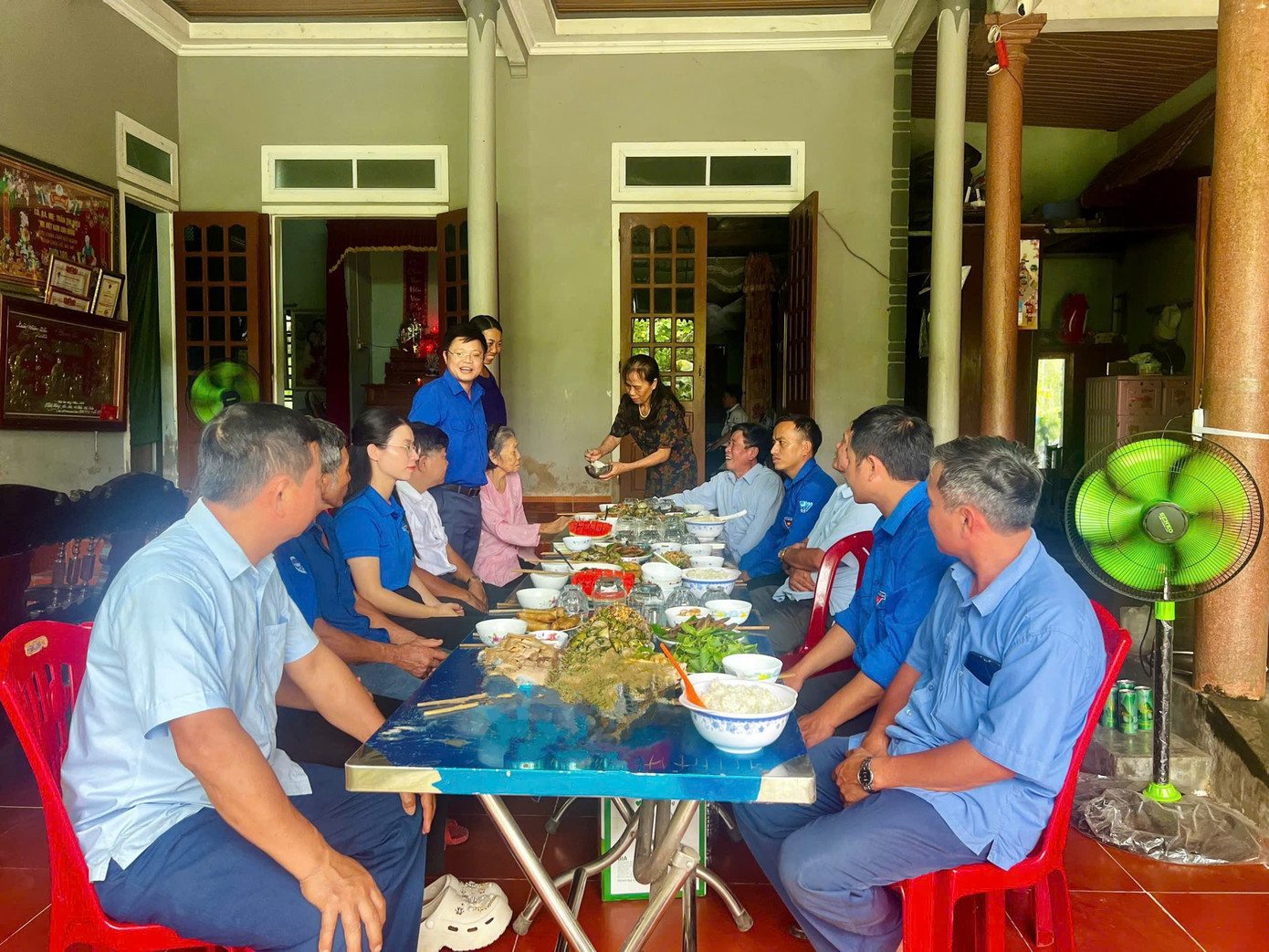 Huyện Đoàn Thạch Hà tổ chức thăm hỏi, động viên tặng quà tri ân các thương binh, gia đình chính sách. Dịp này, Huyện Đoàn cũng tổ chức nấu bữa cơm ân tình, tri ân tại nhà mẹ Trần Thị Diệu.