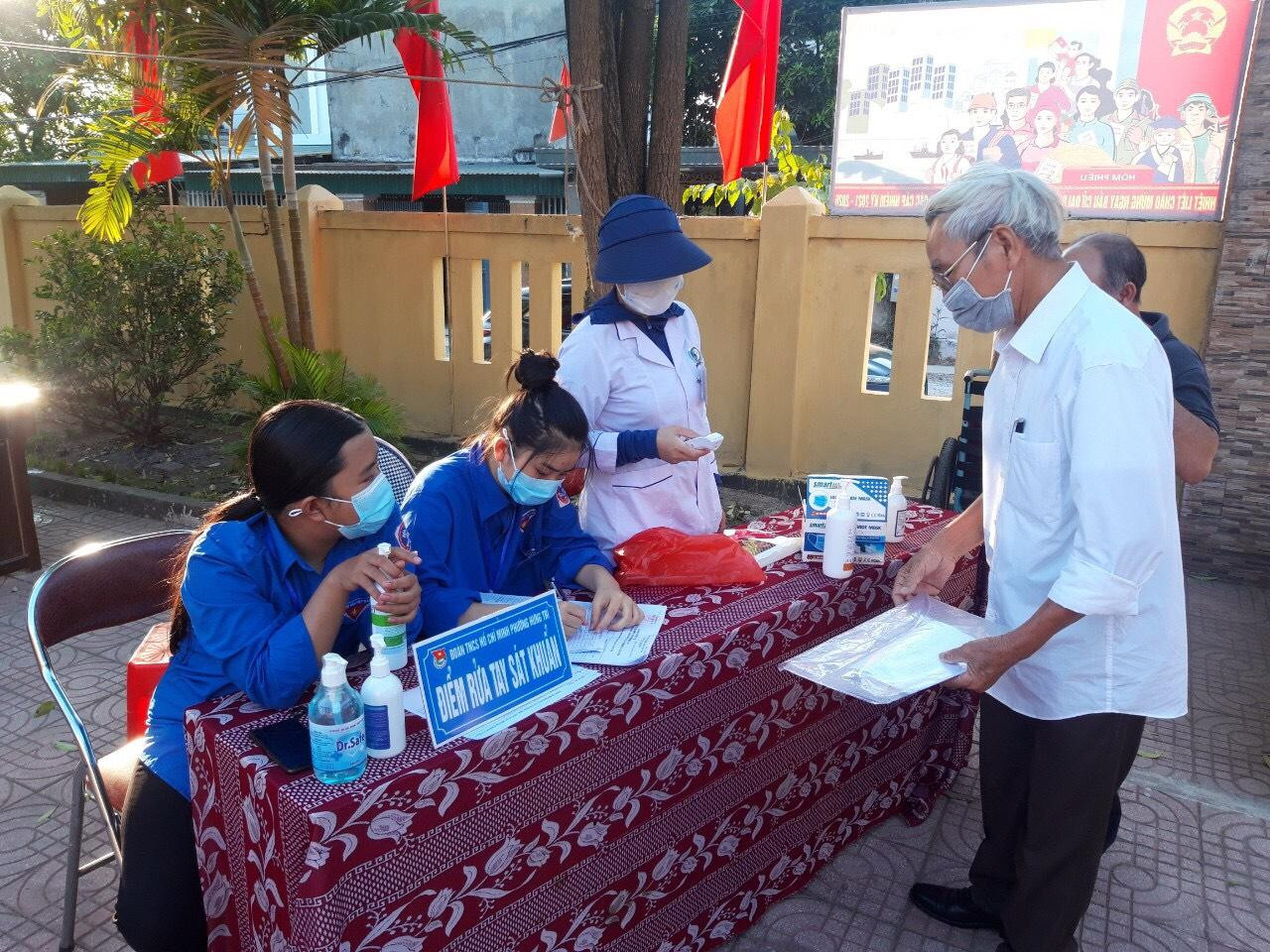 Từ ngoài cổng điểm bầu cử, cử tri đến bầu cử đều rửa tay sát khuẩn trước khi vào khu vực bỏ phiếu bầu cử.