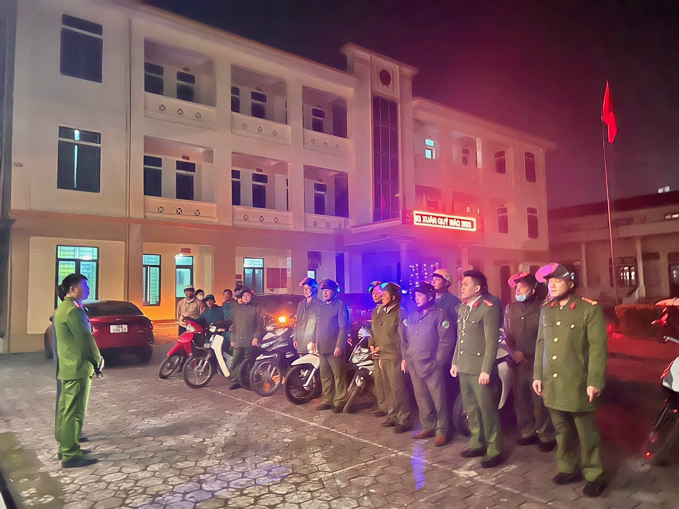 Để đảm bảo an ninh trật tự trong đêm giao thừa Tết Nguyên đán Quý Mão năm 2023, Công an huyện Cẩm Xuyên (Hà Tĩnh) đã đồng loạt ra quân trong đêm. (Tin, ảnh: Hoài Nam)