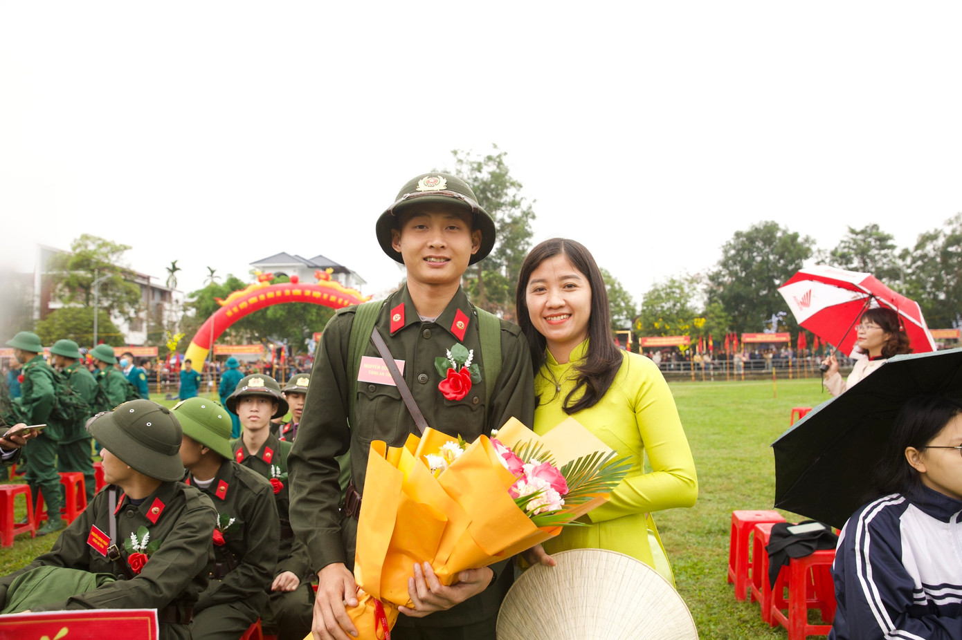 Tại lễ giao nhận quân, nhiều tân binh rạng rỡ nụ cười, quyết tâm hoàn thành xuất sắc nhiệm vụ.