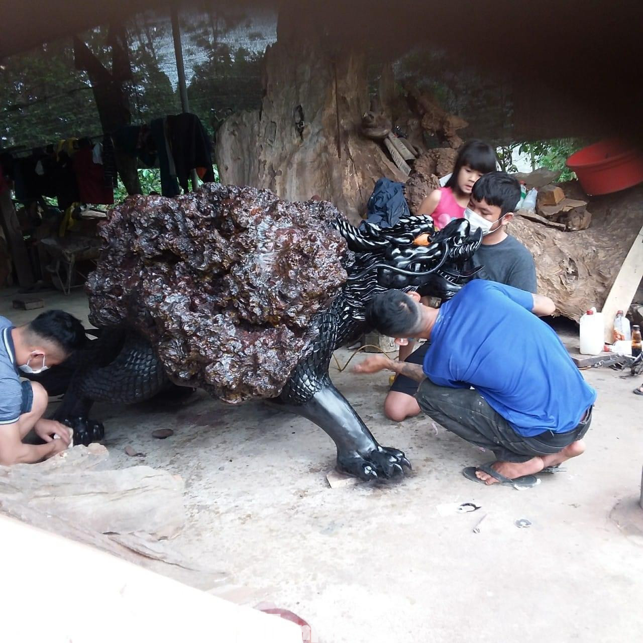 Vốn sinh ra trong gia đình khó khăn, bố mất sớm, một mình mẹ nuôi 6 anh em ăn học, sau khi tốt nghiệp THPT, anh Tuấn Anh vào học trường Trung cấp Nghề Hà Tĩnh, sau đó tiếp tục vào miền Nam học nghề điêu khắc mỹ nghệ. Vốn sinh ra trong gia đình khó khăn, bố mất sớm, một mình mẹ nuôi 6 anh em ăn học, sau khi tốt nghiệp THPT, anh Tuấn Anh vào học trường Trung cấp Nghề Hà Tĩnh, sau đó tiếp tục vào miền Nam học nghề điêu khắc mỹ nghệ.