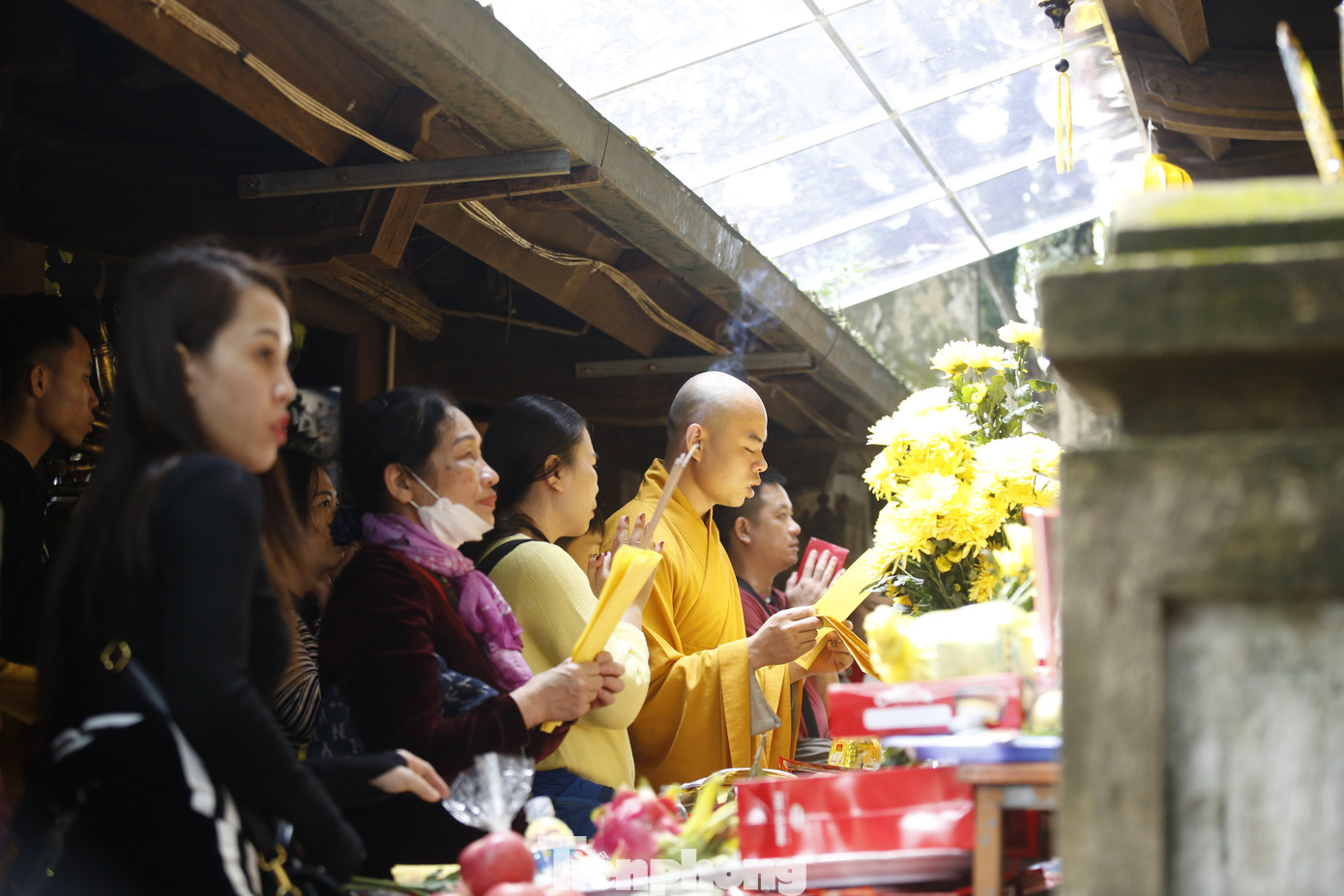 Chùa Hương Tích ở xã Thiên Lộc, huyện Can Lộc (Hà Tĩnh) tọa lạc trên đỉnh núi Hồng Lĩnh, được xây dựng từ thế kỉ XIII. Với cảnh quan thơ mộng, hùng vĩ, chùa Hương Tích được mệnh danh là "Hoan Châu đệ nhất danh lam".