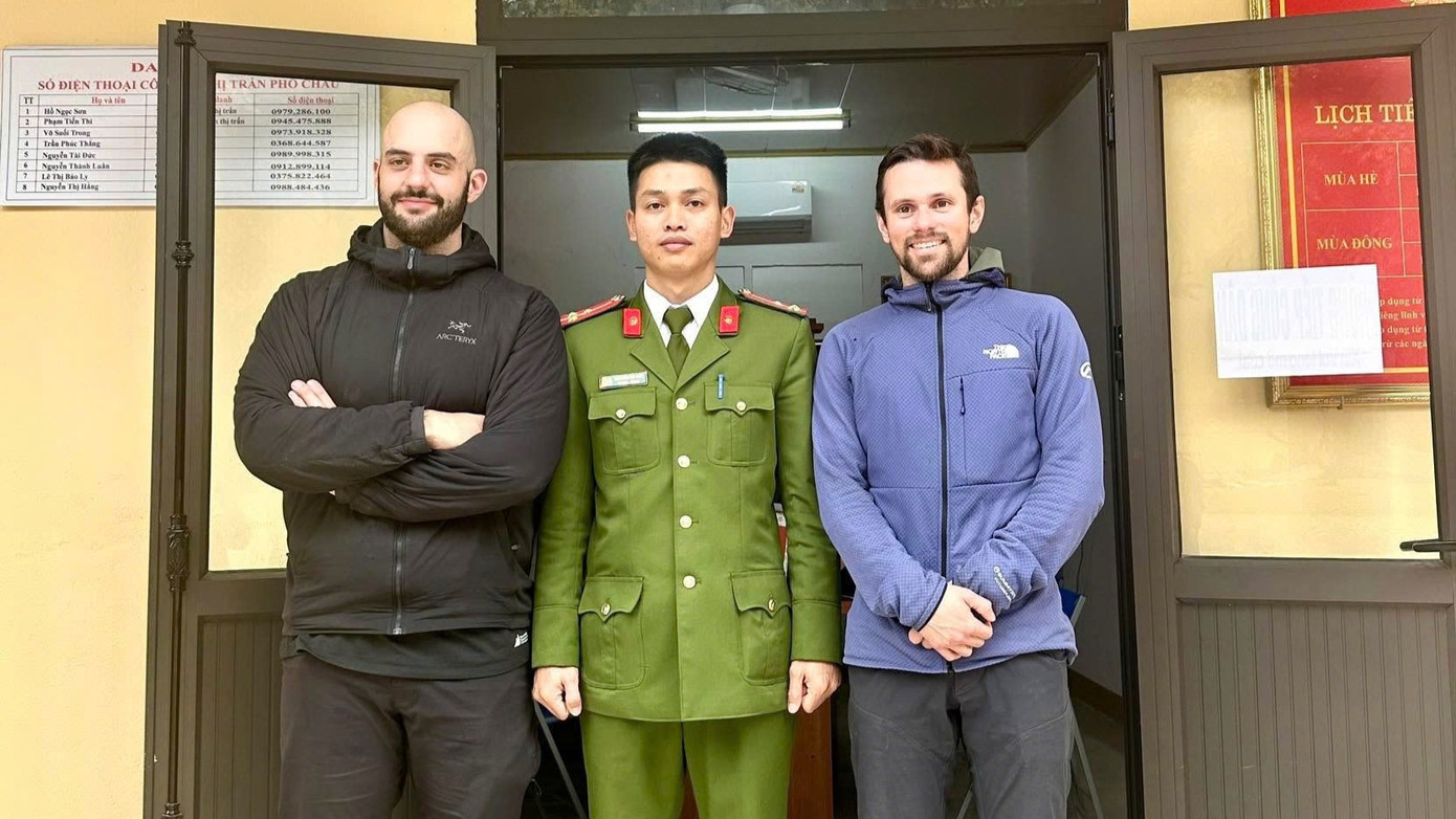 Anh Braden Batsford (bên phải) cùng người thân đến Công an thị trấn Phố Châu trình báo. Anh Braden Batsford (bên phải) cùng người thân đến Công an thị trấn Phố Châu trình báo.