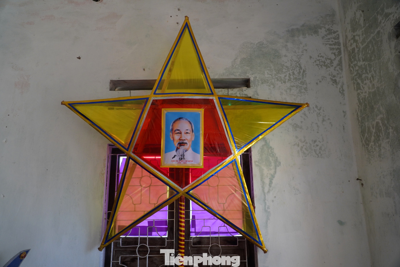 Ông Dũng cho biết chiếc đèn trung thu không chỉ đẹp ở màu sắc, mà mang nét truyền thống và ý nghĩa riêng của nó. Đèn ông Dũng làm, giữa mặt phía trước dán ảnh Bác Hồ, mặt sau dán 6 câu thơ về Bác Hồ và thiếu nhi.