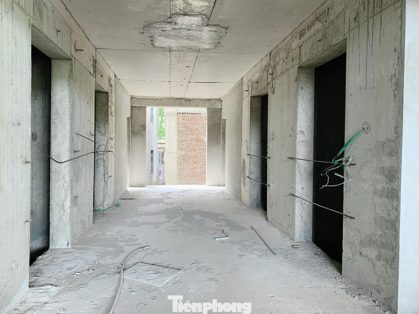 Hiện chủ đầu tư mới thực hiện xây dựng phần thô của toà nhà, phía ngoài sử dụng phần tôn để làm bức tường bao quanh phần đất dự án.