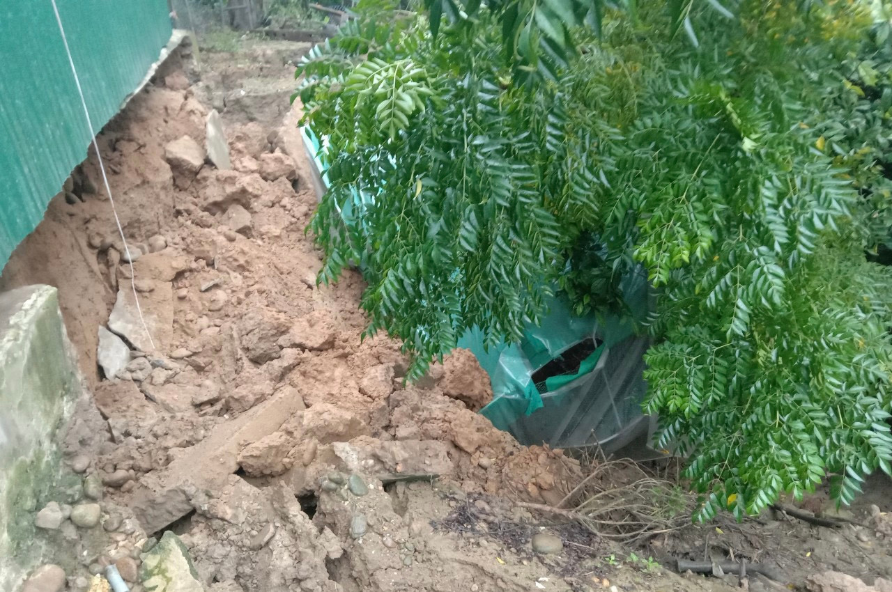 Qua kiểm tra vị trí sụt lún có chiều rộng khoảng 15m2, sâu khoảng 3m2, phạm vi ảnh hưởng lên đến 50m2. Qua kiểm tra vị trí sụt lún có chiều rộng khoảng 15m2, sâu khoảng 3m2, phạm vi ảnh hưởng lên đến 50m2.