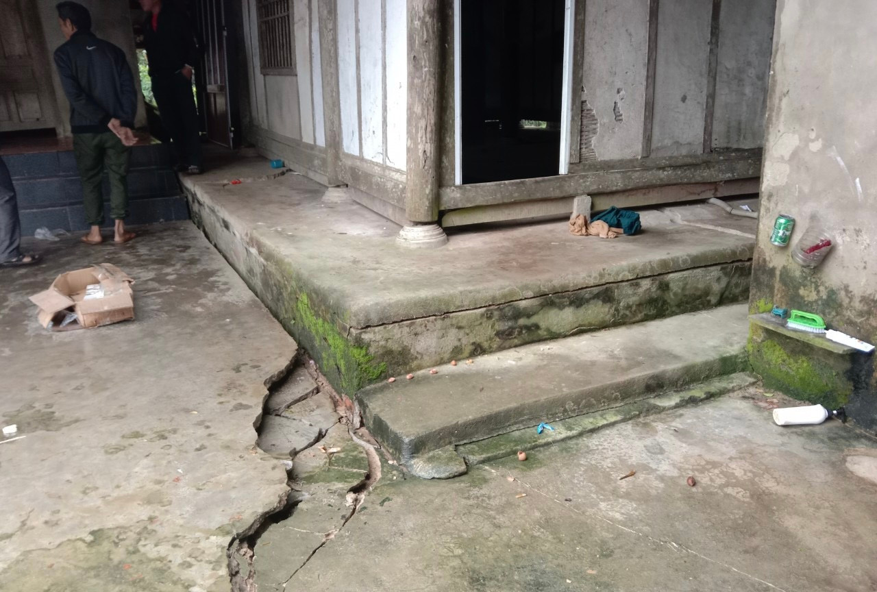 Nhà bị nứt, hư hỏng sau khi hố "tử thần" xuất hiện. Nhà bị nứt, hư hỏng sau khi hố "tử thần" xuất hiện.