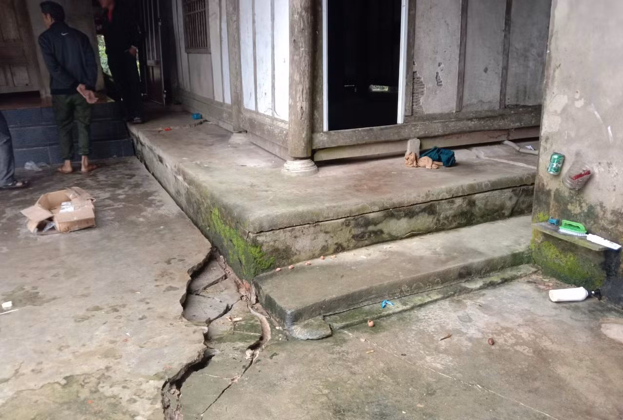 Nhà dân nguy cơ đổ sập do sụt lún nghiêm trọng.