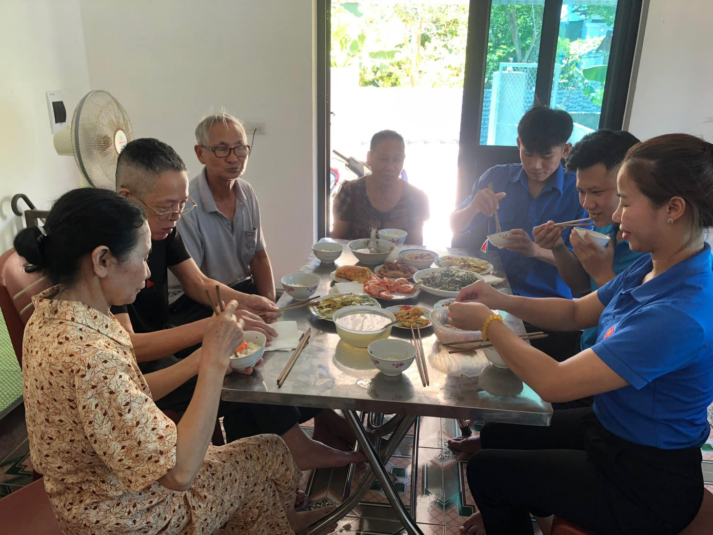 Tổ chức gần 200 bữa cơm nghĩa tình cho thân nhân các Anh hùng liệt sỹ, thương bệnh binh, Mẹ Việt Nam anh hùng, cựu TNXP, gia đình chính sách.