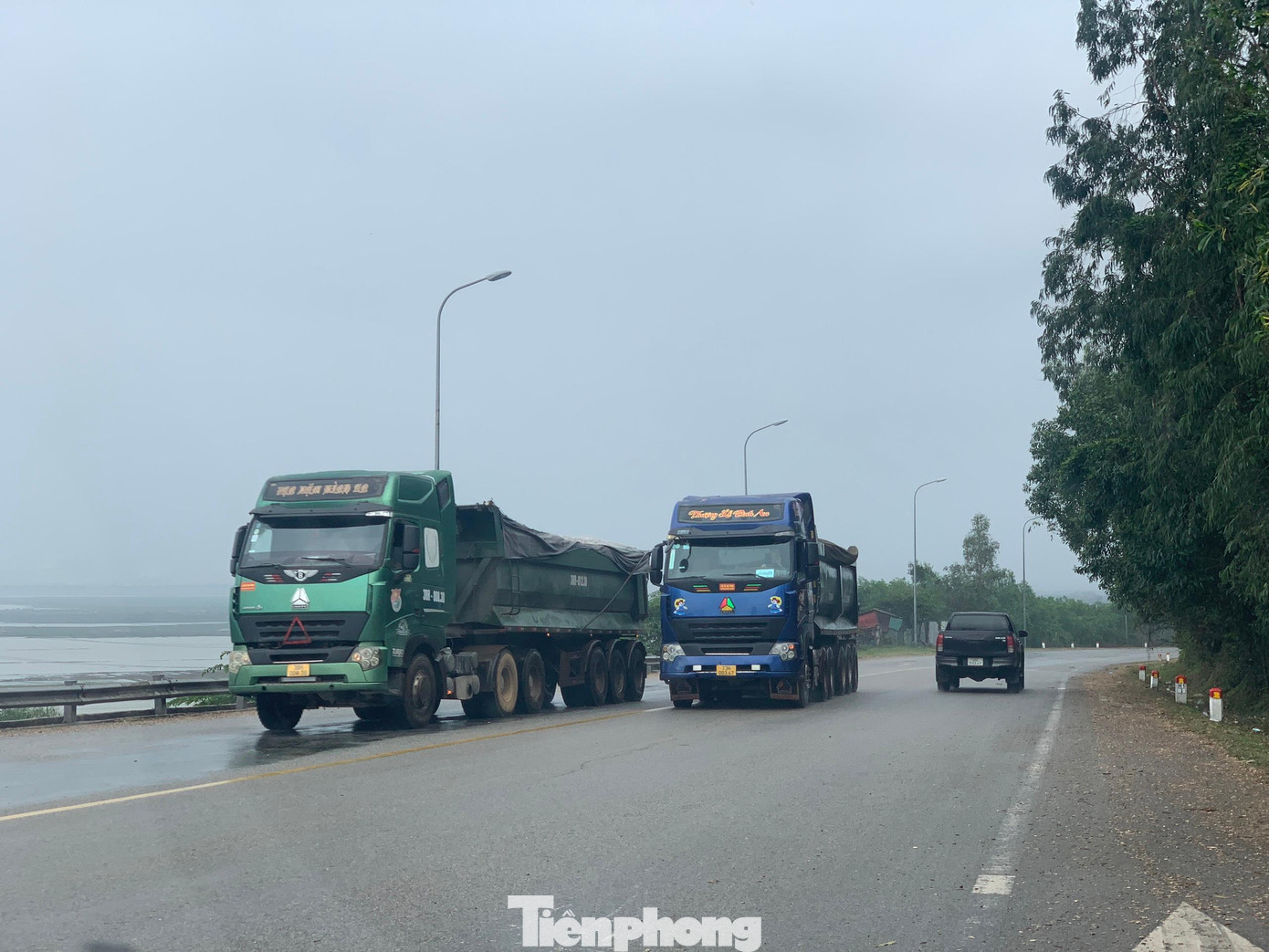 Hàng ngày số lượng xe di chuyển chở gỗ qua tuyến đường này. Dăm gỗ rơi vãi dọc hai bên lề đường.