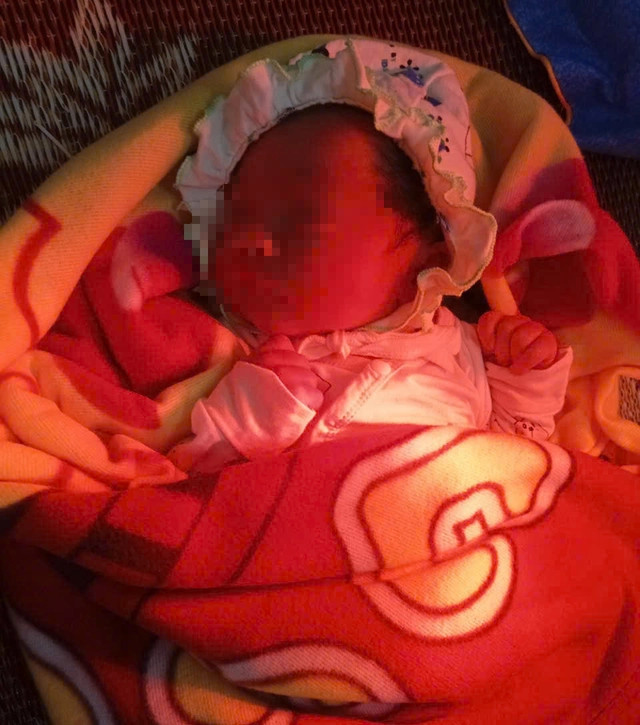 Tìm người thân bé trai bị bỏ rơi.