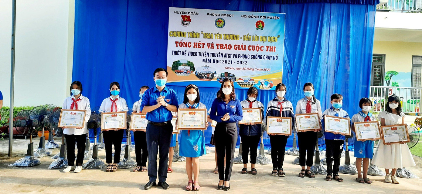 Hưởng ứng “Ngày Chủ nhật xanh”, ngày 20/3, Ban Thường vụ Tỉnh đoàn đã chỉ đạo 100% các cơ sở Đoàn trong toàn tỉnh đồng loạt ra quân thực hiện “Ngày chủ nhật xanh” với nhiều hoạt động ý nghĩa.