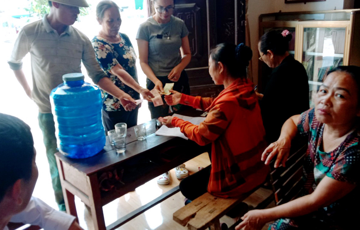 Người dân thôn Thượng Tứ, xã Bùi La Nhân đến góp tiền hỗ trợ nam sinh vào Đại học.