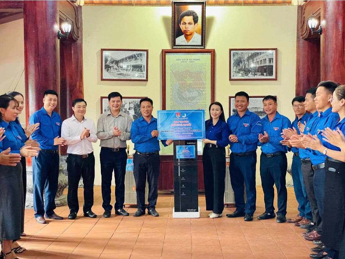 Cũng trong chương trình, cụm các khối đoàn cơ sở đã tặng các công trình thanh niên gồm: máy lọc nước, loa di động cho Khu tưởng niệm anh Lý Tự Trọng và 2 thôn của xã Việt Tiến.