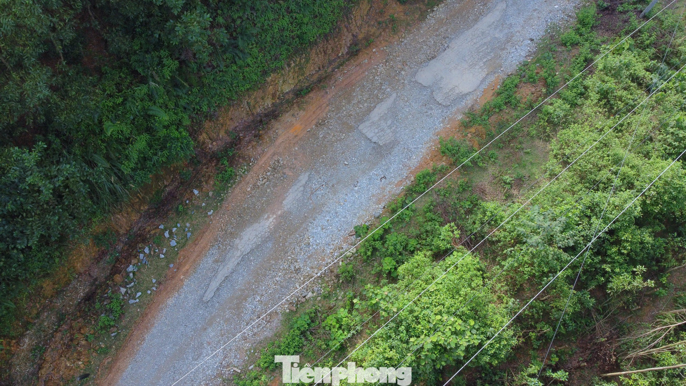 Hơn 170 hộ dân tại bản Phú Lâm, xã Phú Gia, huyện Hương Khê (Hà Tĩnh) nhiều năm qua sống trong cảnh khốn khổ khi di chuyển trên đường Huyện lộ 6 đã xuống cấp nghiêm trọng. Đây là tuyến đường duy nhất từ thị trấn Hương Khê dẫn vào bản Phú Lâm.