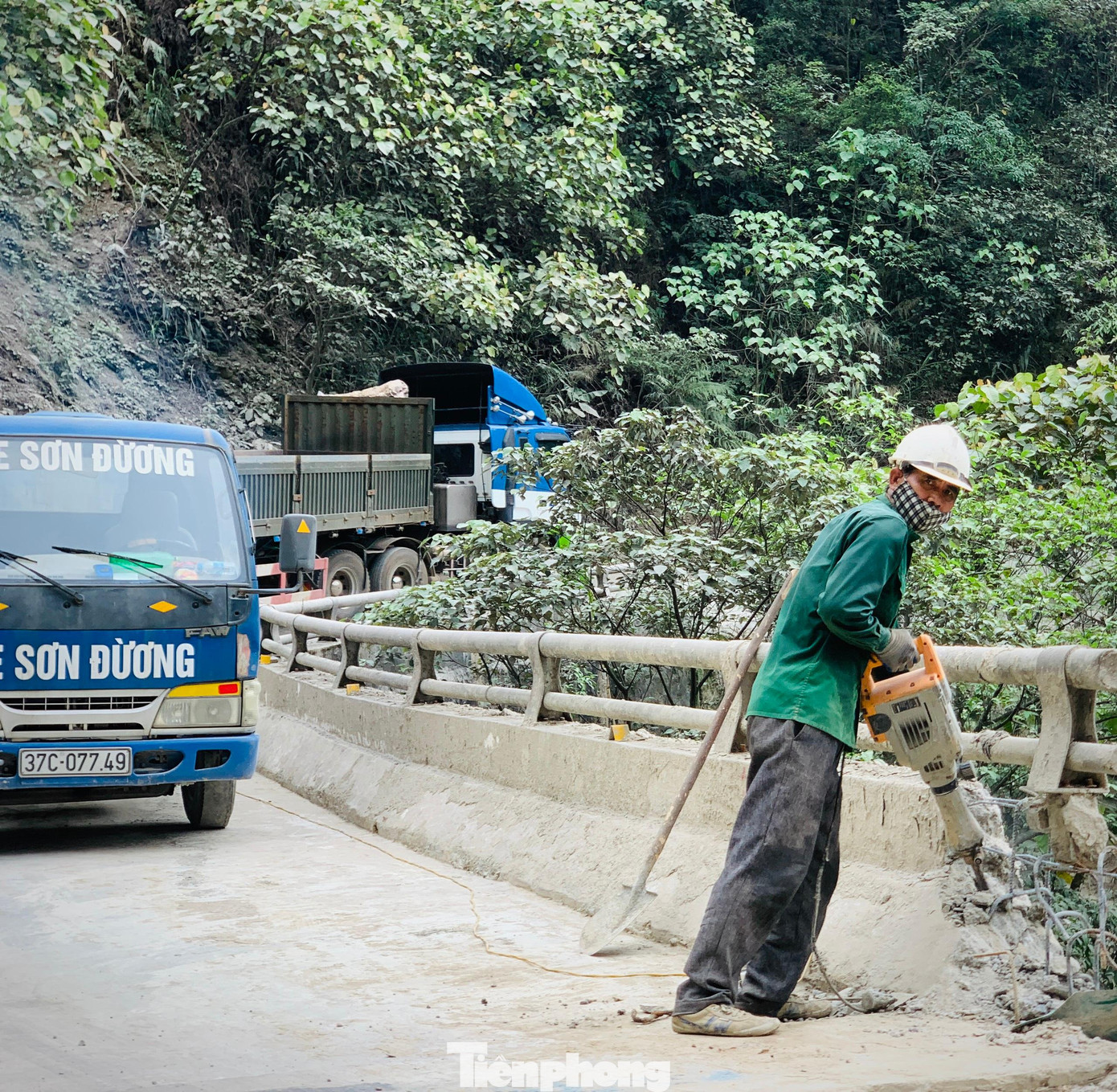 Một số công nhân đến tại các điểm hư hỏng nặng để khắc phục, tuy nhiên đây chỉ là biện pháp tạm thời.