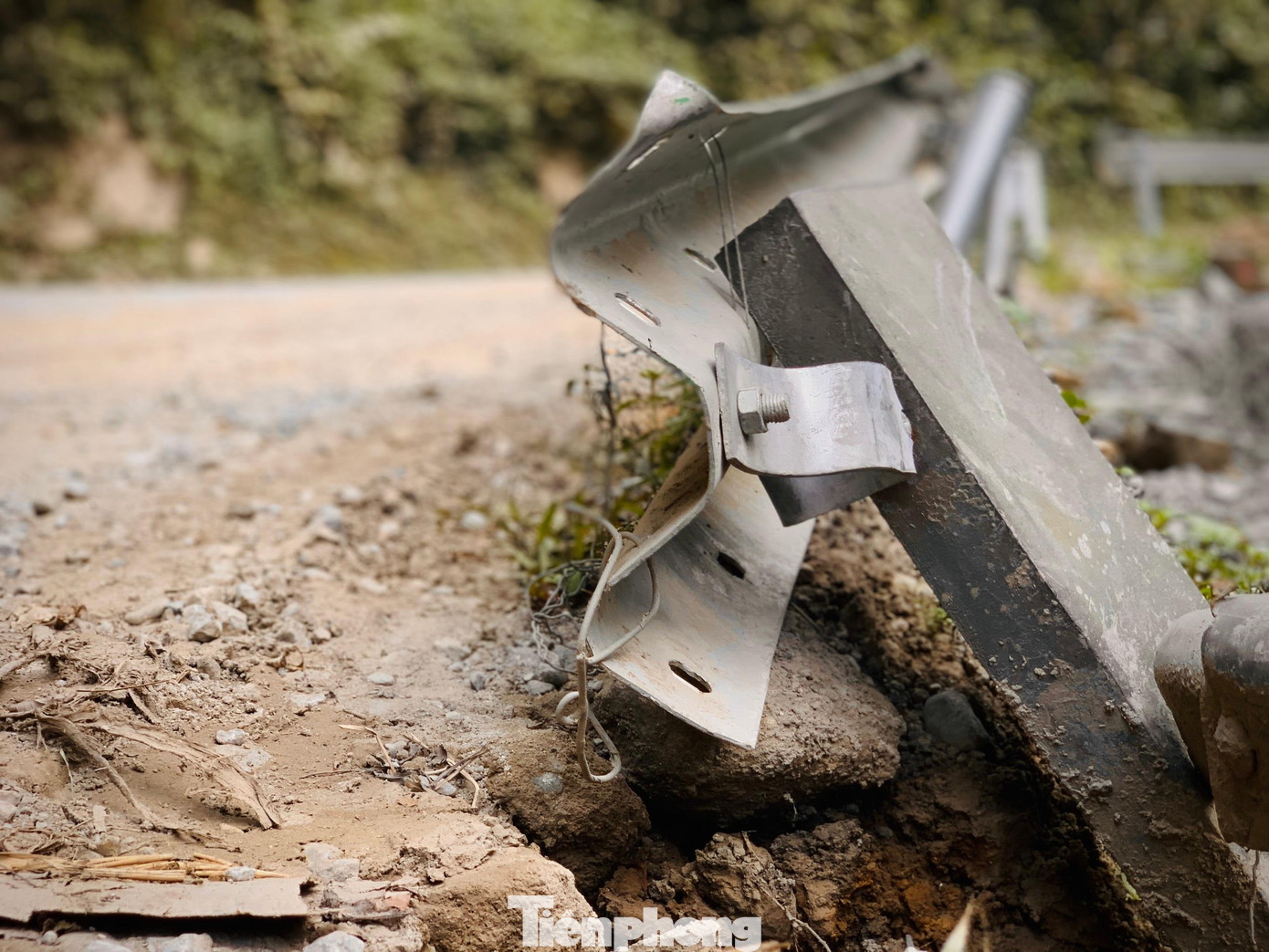 Rất nhiều vị trí ta luy âm đã sạt lở, lan can bị hư hỏng… rất nguy hiểm.