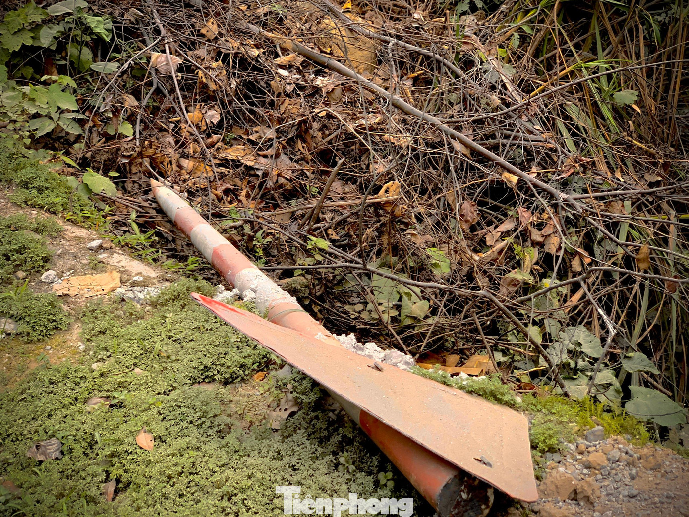 Một số biển báo hư hỏng, gãy đổ vứt bên vệ đường. Những vị trí nguy cơ sạt lở cao trong mùa mưa lũ.