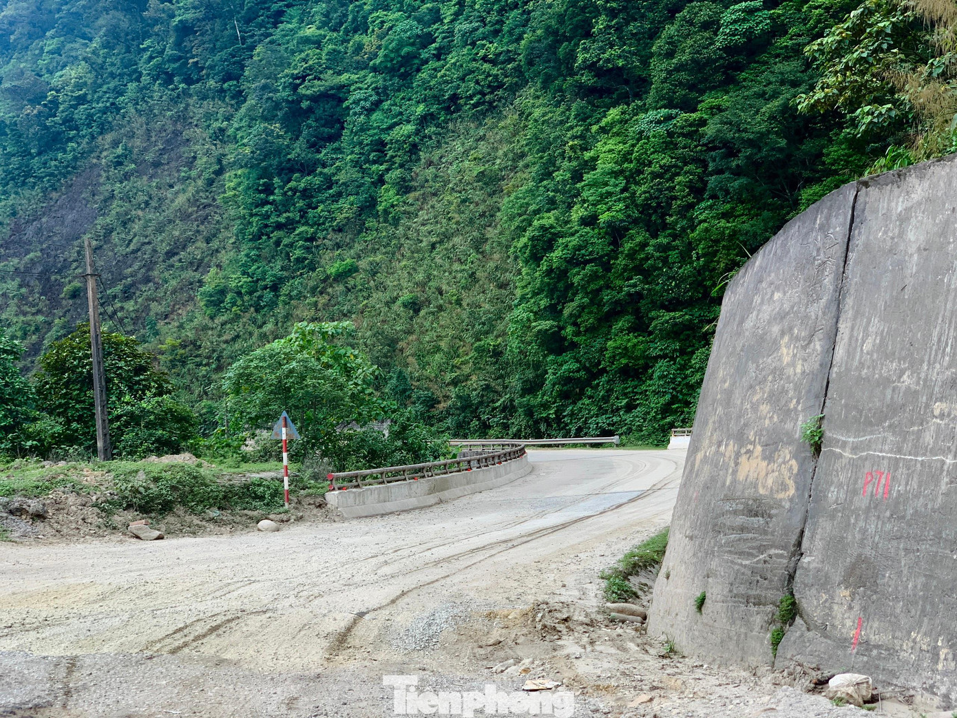 Những năm 1999, tuyến đường này được mệnh danh là con đường đẹp nhất cả nước, nhưng sau nhiều năm khai thác với mật độ xe tải trọng lớn lưu thông dày đặc và hứng chịu tác động của thiên tai, lũ lụt khiến tuyến đường xuống cấp nghiêm trọng.