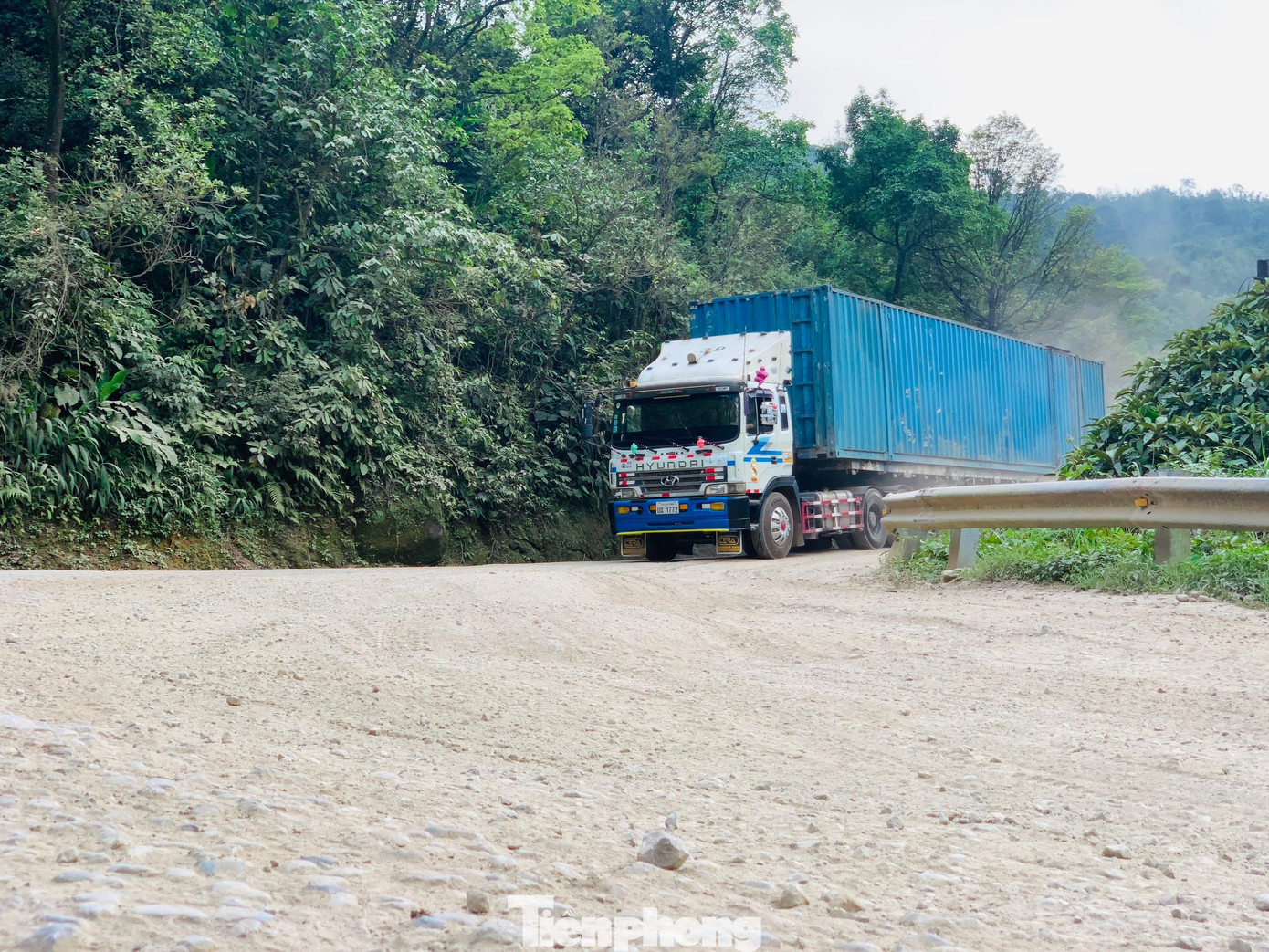 “Trước đây, tôi chở xe hàng từ cổng B (xã Sơn Tây, huyện Hương Sơn) lên cửa khẩu chỉ mất 1 tiếng thì hiện nay phải mất 5 - 6 tiếng do đường xấu, nguy hiểm. Nhất là về ban đêm, đường hẹp, khó lưu thông, tình trạng này khiến chúng tôi mệt mỏi và vất vả lắm”, tài xế Nguyễn Thịnh (trú tại Nghệ An) chia sẻ.