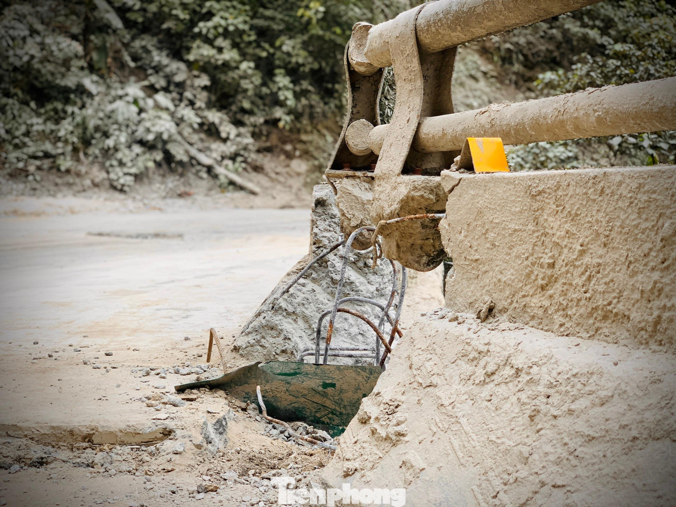 Tại một số đoạn ở vị trí cầu trên tuyến đường này bị gãy phần lan can, để lộ thép ra ngoài. Một số công nhân đến tại các điểm hư hỏng nặng để khắc phục, tuy nhiên đây chỉ là biện pháp tạm thời.