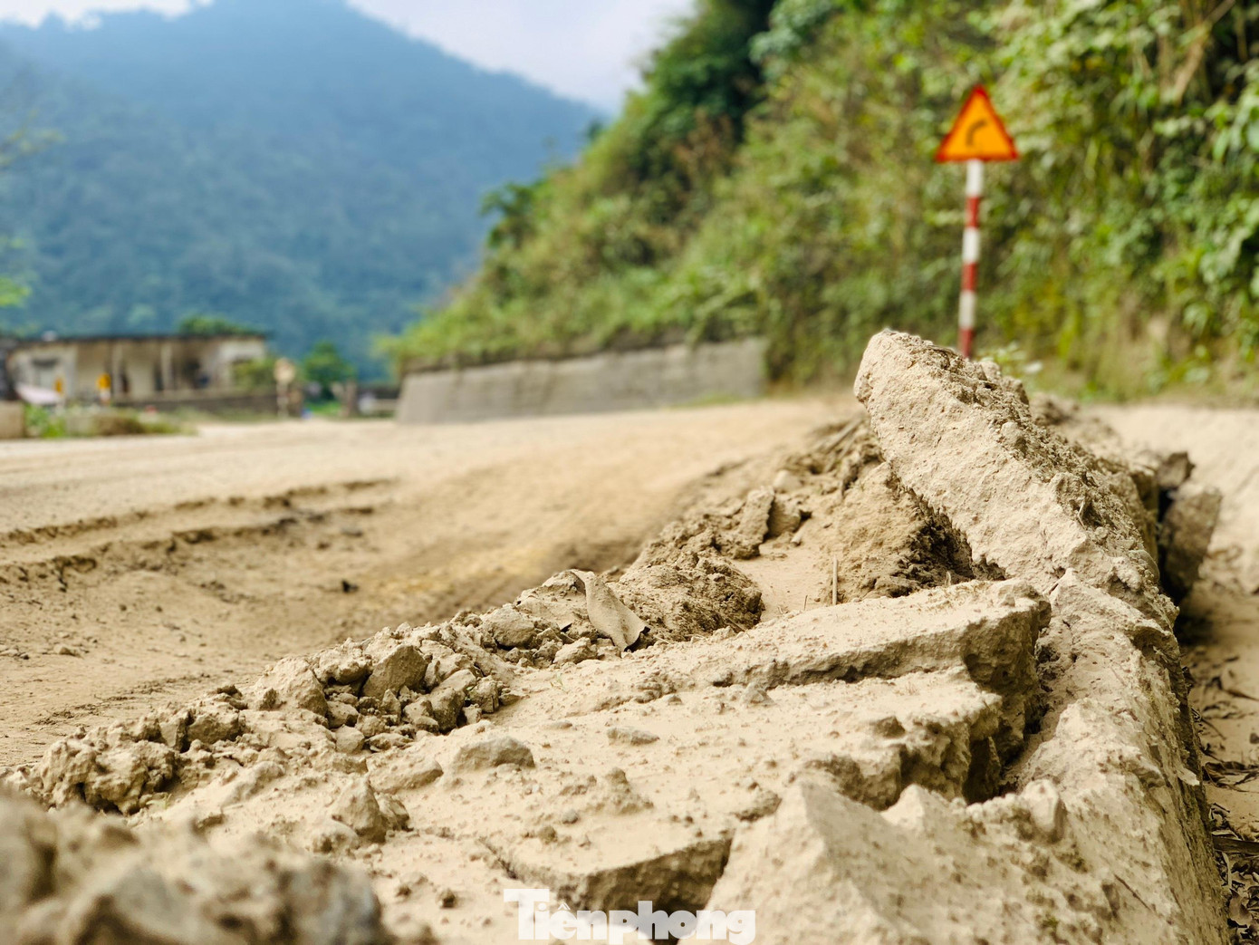 Mặt đường đầy ổ voi, ổ gà đang trở thành nỗi ám ảnh của người dân và cánh tài xế qua cung đường này.