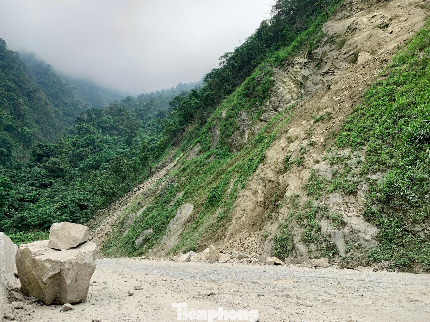 Từ trung tâm huyện Hương Sơn lên cửa khẩu quốc tế Cầu Treo, chừng hơn 30km, nhưng có rất nhiều đèo quanh co, dốc đứng với nhiều khúc cua gấp và vực sâu hiểm trở. Đặc biệt từ khu vực Nước Sốt (đoạn qua xã Sơn Kim 2) lên Cửa khẩu Quốc tế Cầu Treo đường xuống cấp nghiêm trọng. Trong ảnh những khối đá lớn sạt lở từ núi tràn xuống đường đe dọa người đi đường.