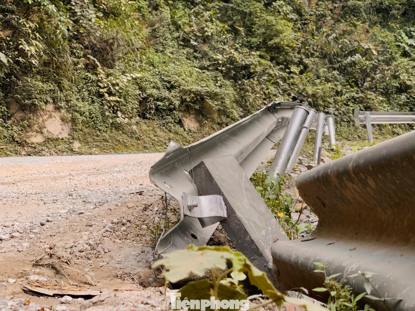 Liên quan đến vấn đề này, lãnh đạo Sở Giao thông Vận tải tỉnh Hà Tĩnh cho biết, đã tham mưu UBND tỉnh Hà Tĩnh kiến nghị Chính phủ bố trí nguồn vốn tiếp tục thực hiện dự án tu sửa và nâng cấp QL8A đường lên Cửa khẩu Quốc tế Cầu Treo.