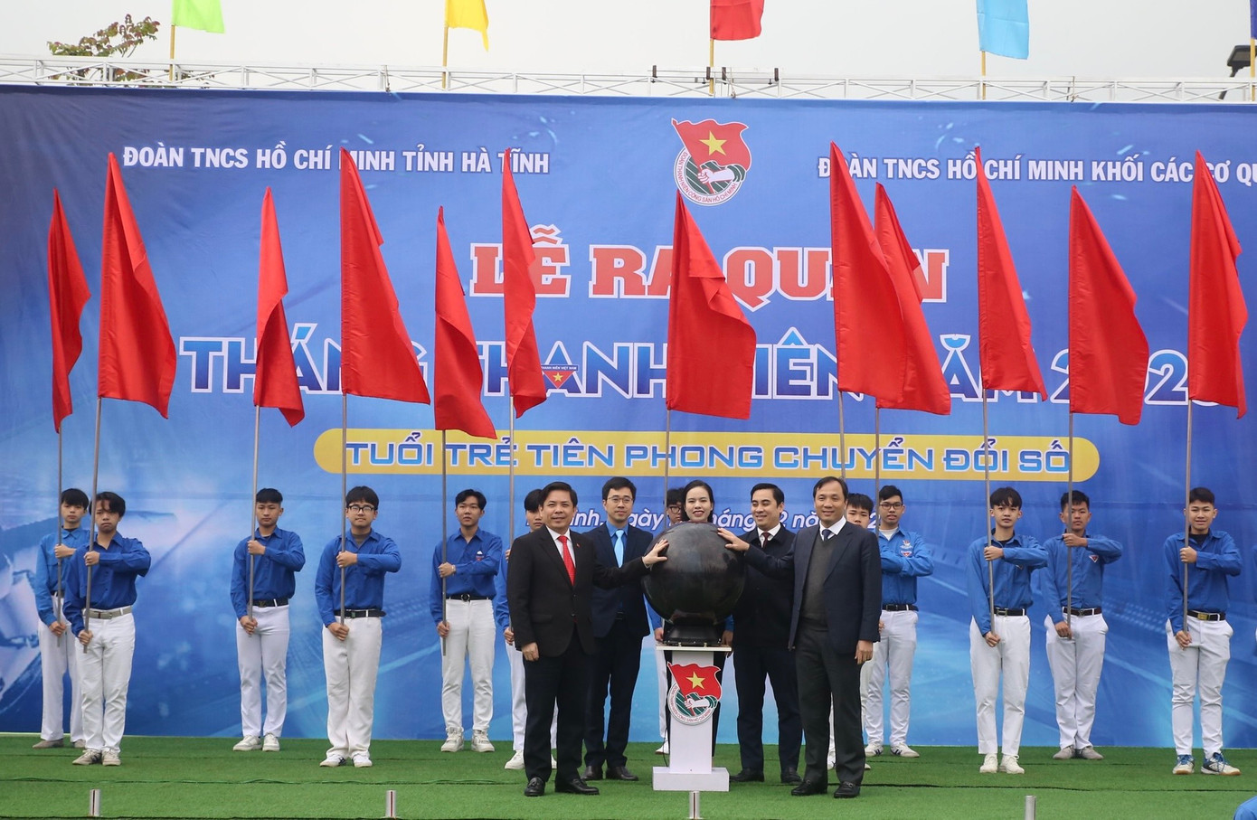 Bí thư Đảng ủy Khối Các cơ quan Trung ương Nguyễn Văn Thể cùng lãnh đạo tỉnh Hà Tĩnh và các đại biểu cử hành nghi thức khởi động tháng thanh niên năm 2023.