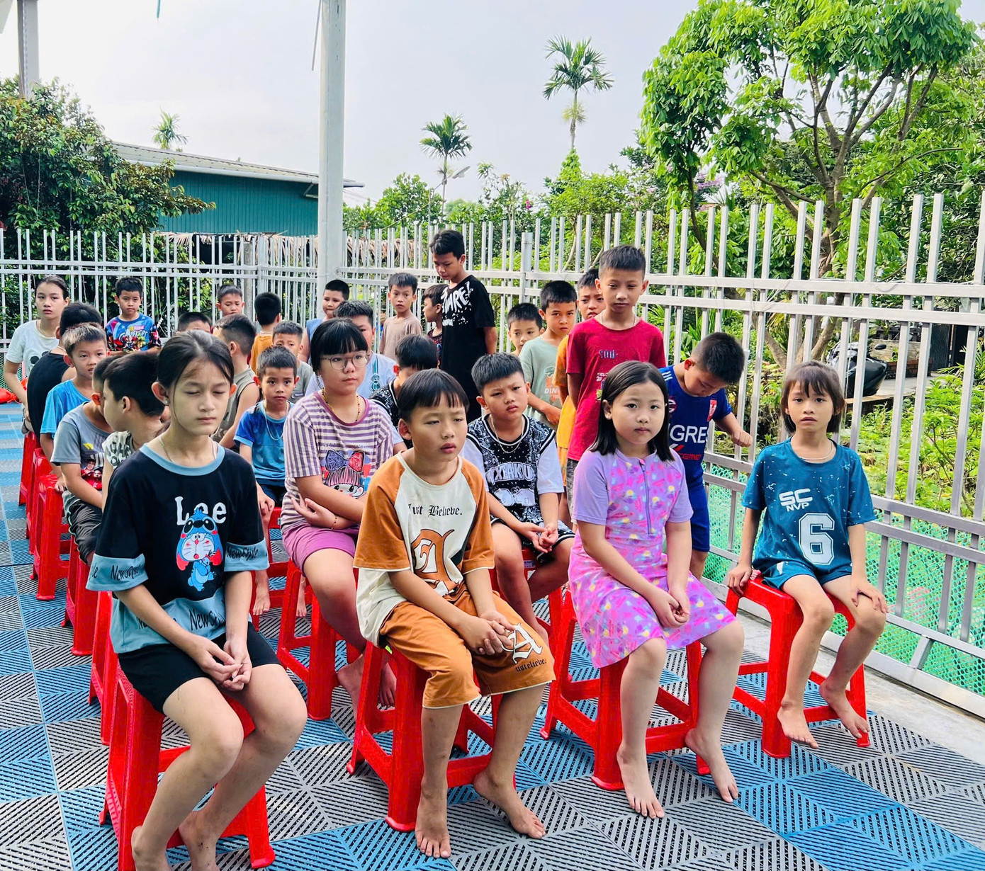 Tại lớp học bơi, các em được hướng dẫn những kỹ năng bơi lội cơ bản và thực hành trên bể bơi di động; kỹ năng phòng chống tai nạn đuối nước; sơ cấp cứu khi có tai nạn xảy ra.