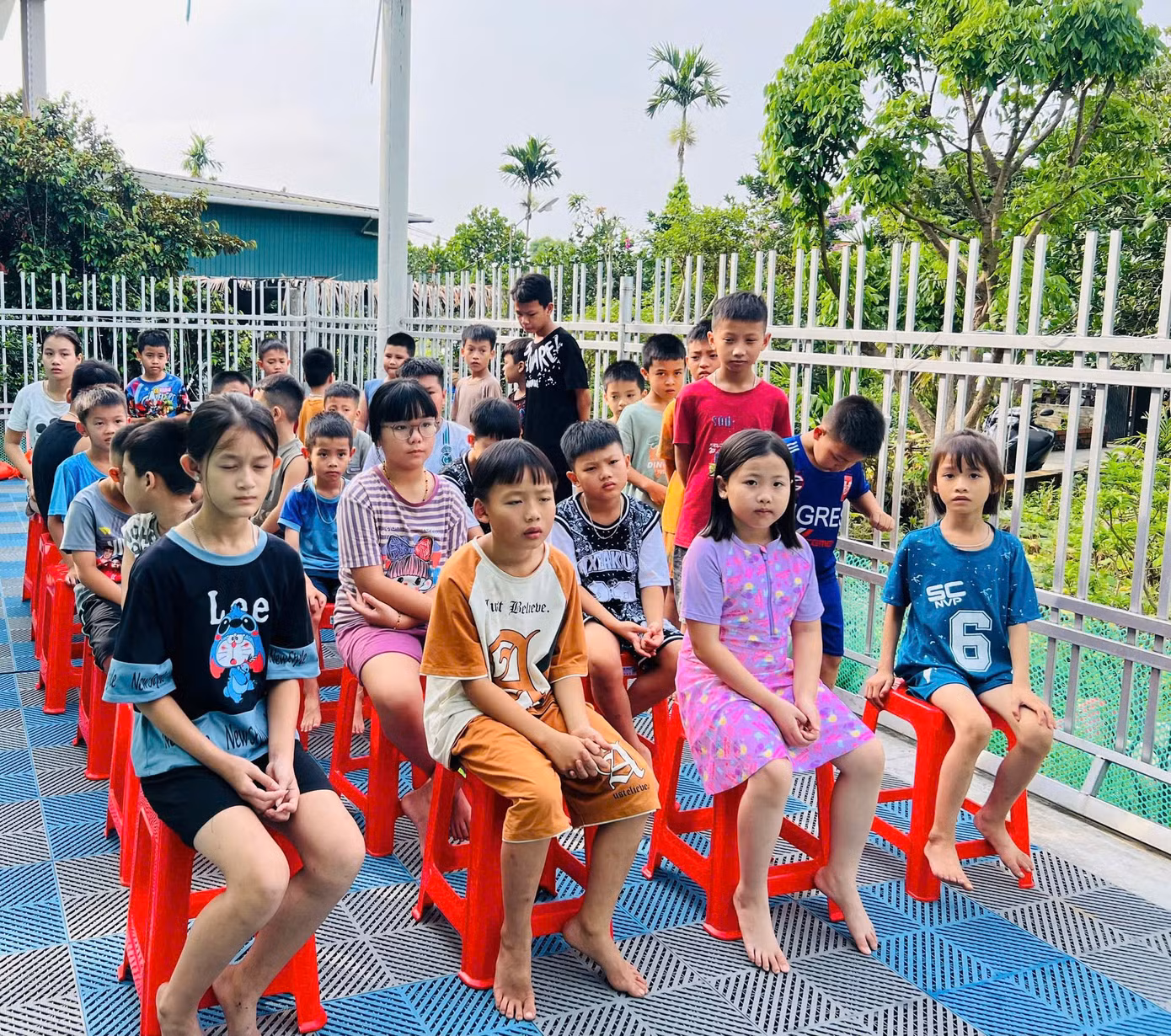 Tại lớp học bơi, các em được hướng dẫn những kỹ năng bơi lội cơ bản và thực hành trên bể bơi di động; kỹ năng phòng chống tai nạn đuối nước; sơ cấp cứu khi có tai nạn xảy ra.