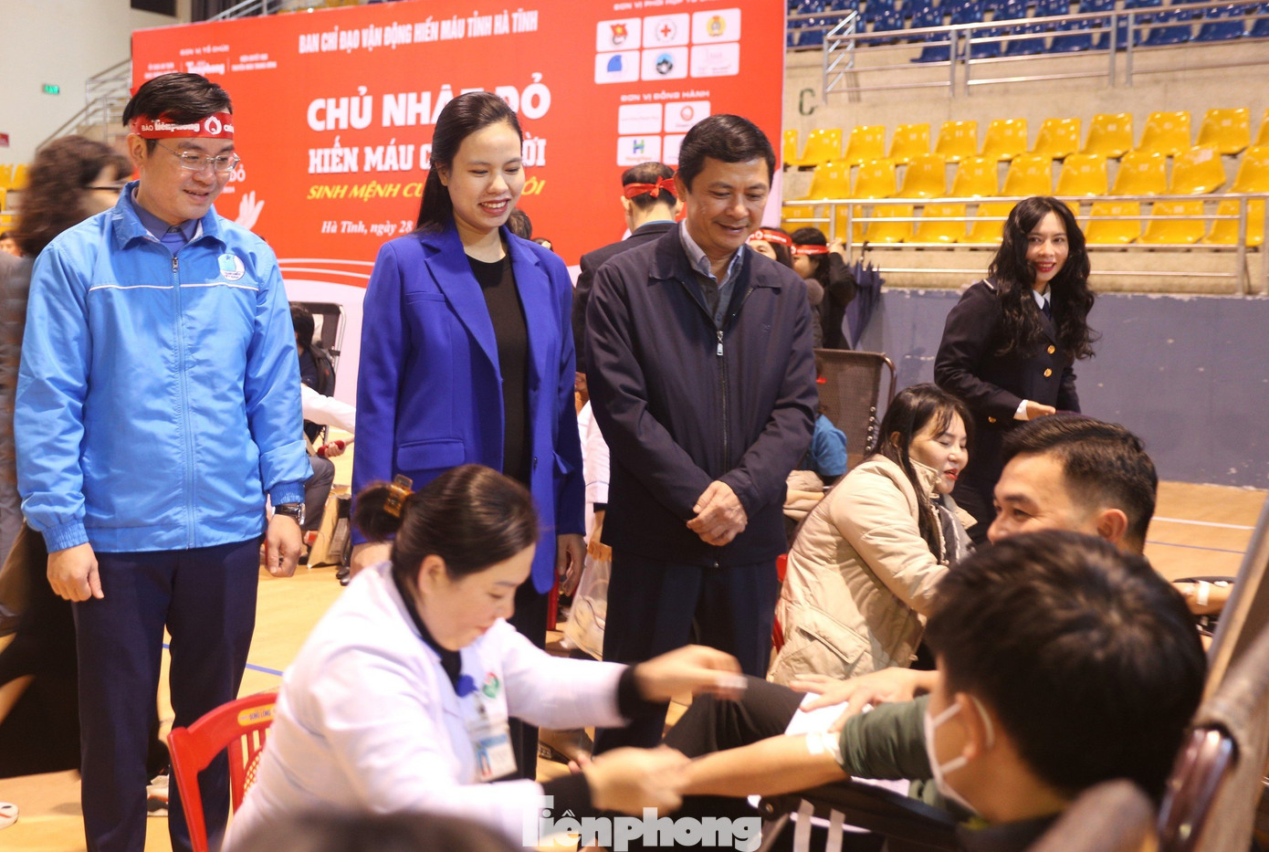 Anh Nguyễn Hoài Nam - Phó Bí thư Tỉnh Đoàn Hà Tĩnh cho biết, dù thời tiết mưa, lạnh buốt, nhưng trong sáng nay có khoảng 900 người đến đăng ký tham gia hiến máu. Đặc biệt có những người vượt chặng đường hàng chục km đến để cùng tham gia.