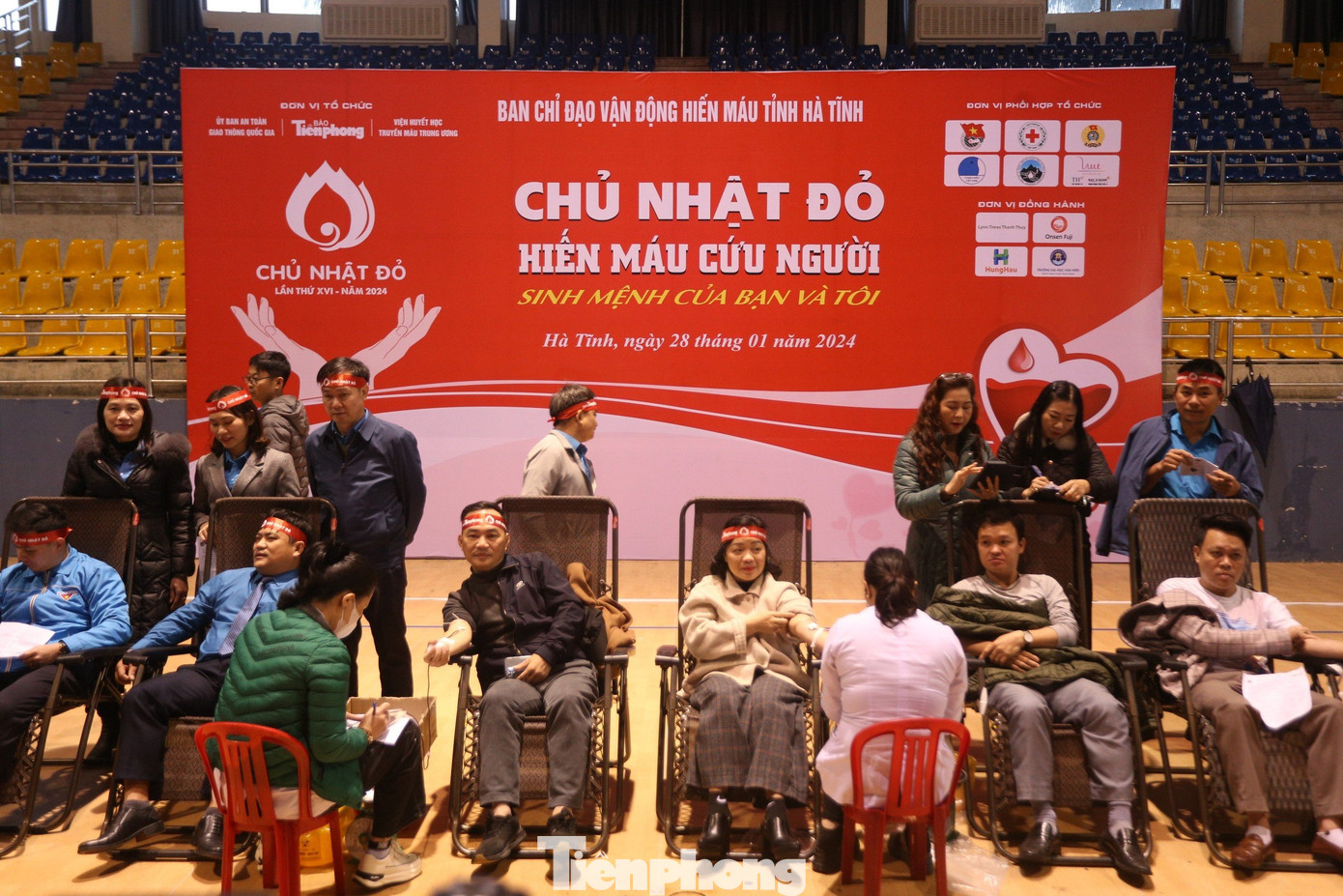Hưởng ứng Chiến dịch vận động hiến máu tình nguyện dịp Tết và lễ hội Xuân Hồng năm 2024, sáng 28/1, Báo Tiền Phong phối hợp với Ban thường vụ Tỉnh Đoàn Hà Tĩnh, Hội LHTN Việt Nam tỉnh, Liên đoàn Lao động tỉnh, Hội Chữ thập đỏ, Bệnh viện Đa khoa tỉnh Hà Tĩnh tổ chức ngày hội Chủ Nhật Đỏ lần thứ XVI năm 2024.