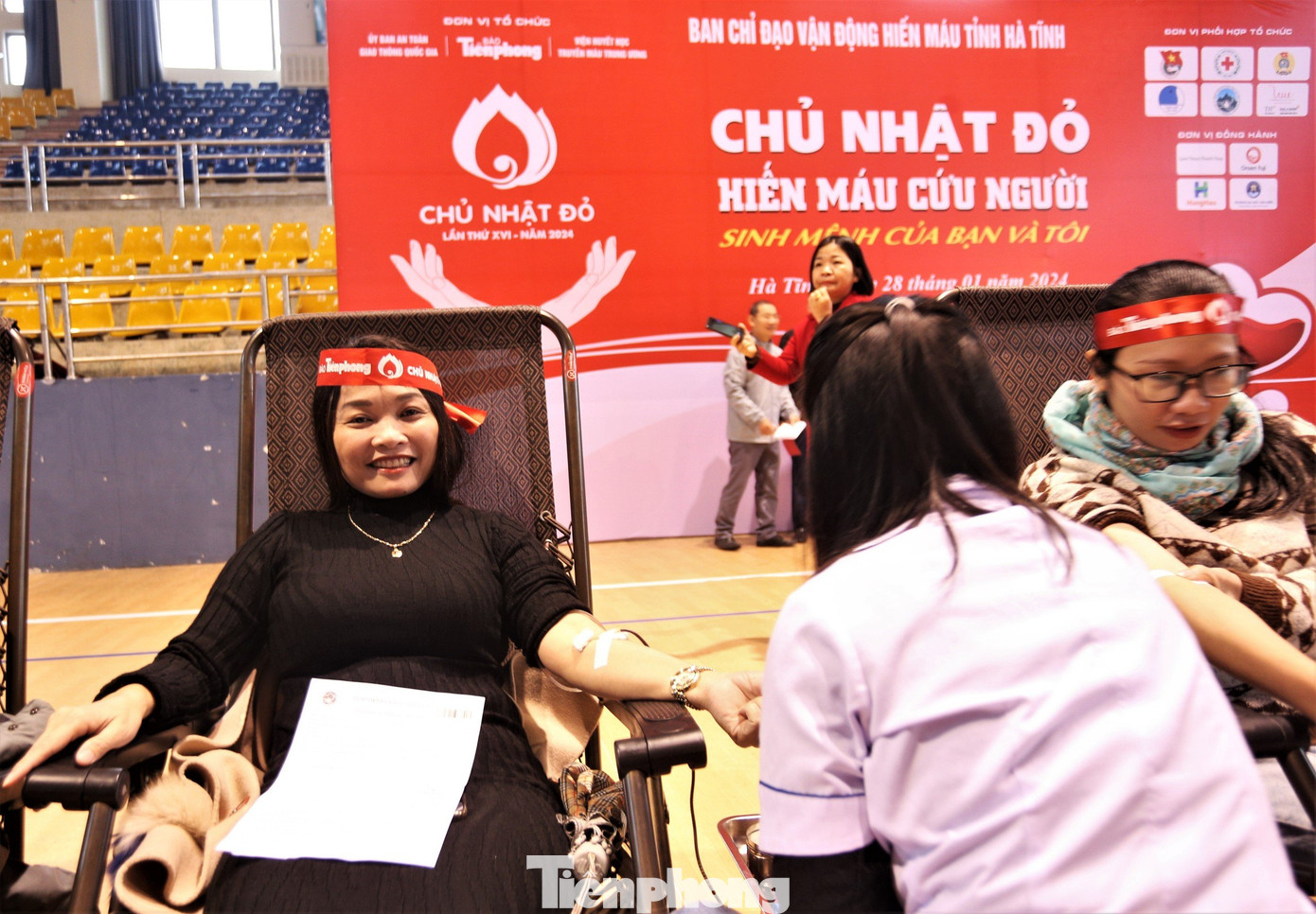 Bà Nguyễn Thị Hà Tân - Phó trưởng ban Thường trực Ban Tuyên giáo Tỉnh ủy tham gia hiến máu tình nguyện.