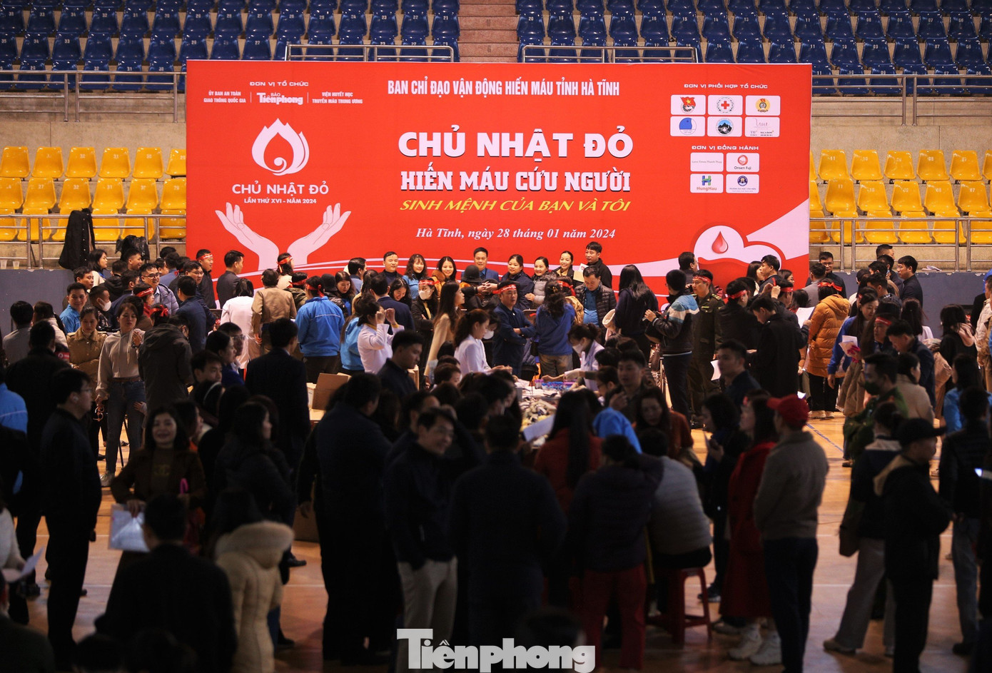 Dù thời tiết mưa lạnh nhưng hàng trăm người vượt chặng đường xa đến để tham gia hiến máu.