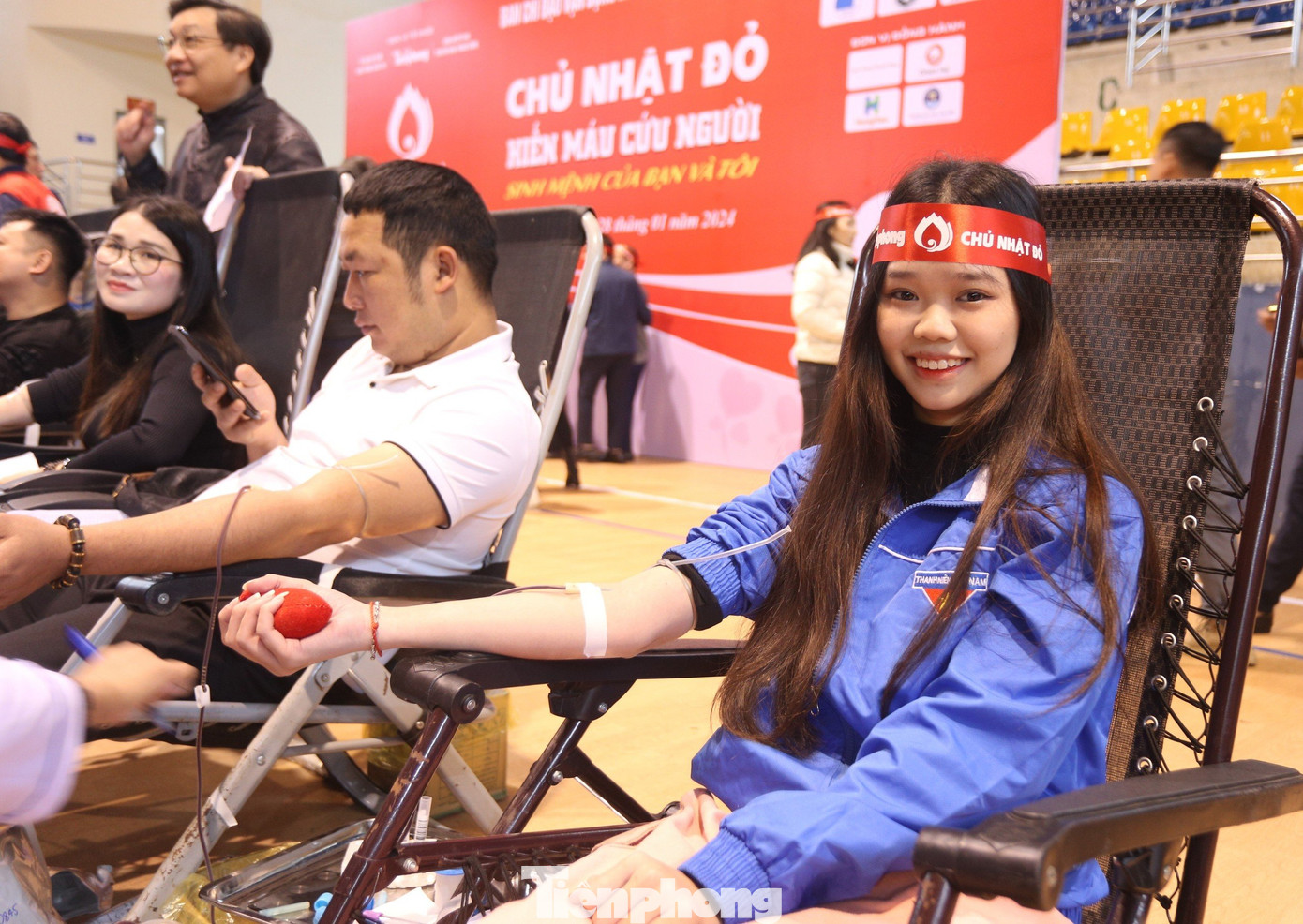 Đông đảo bạn trẻ tham gia hiến máu tại chương trình Chủ Nhật Đỏ tại Hà Tĩnh sáng 28/1.