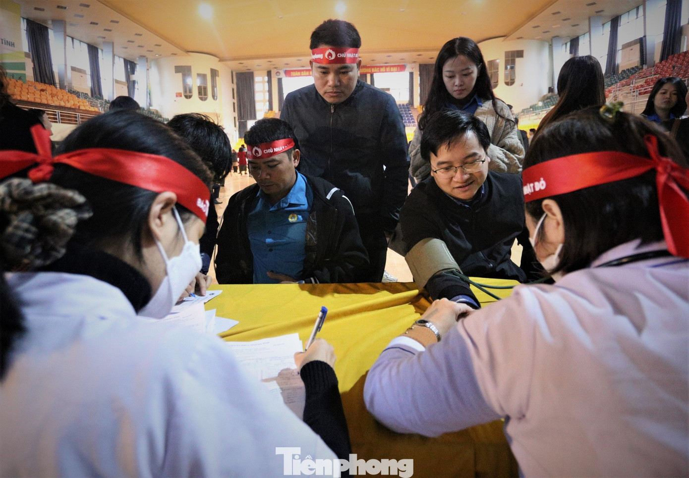 Nhiều cán bộ, công nhân viên chức, giáo viên đến đăng ký hiến máu.