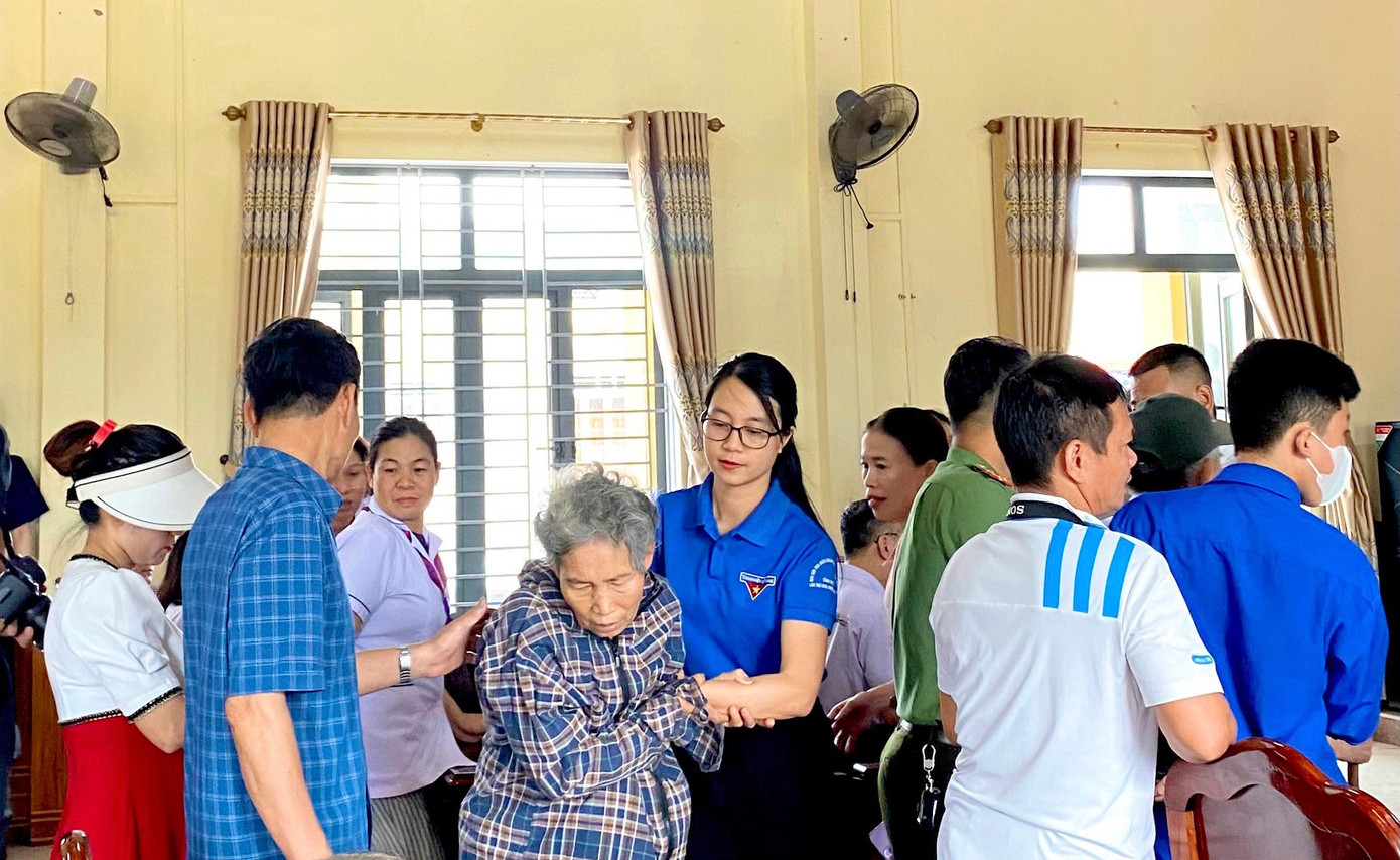 Nhiều người già, người có công với cách mạng được khám, cấp thuốc miễn phí.