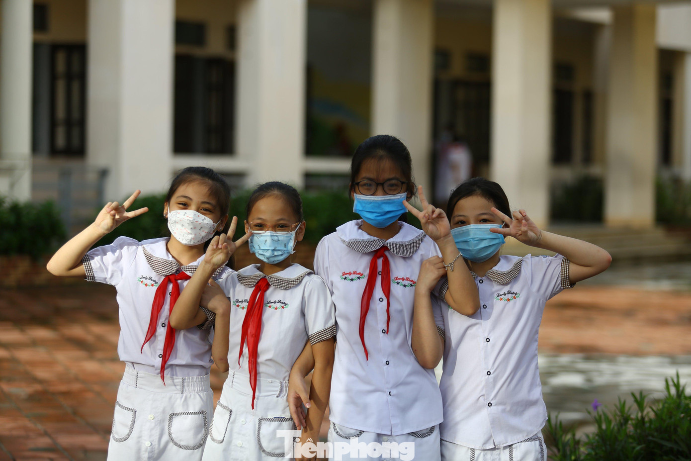 Nhiều học sinh vui vẻ đến lớp học sau kỳ nghỉ dài do dịch.