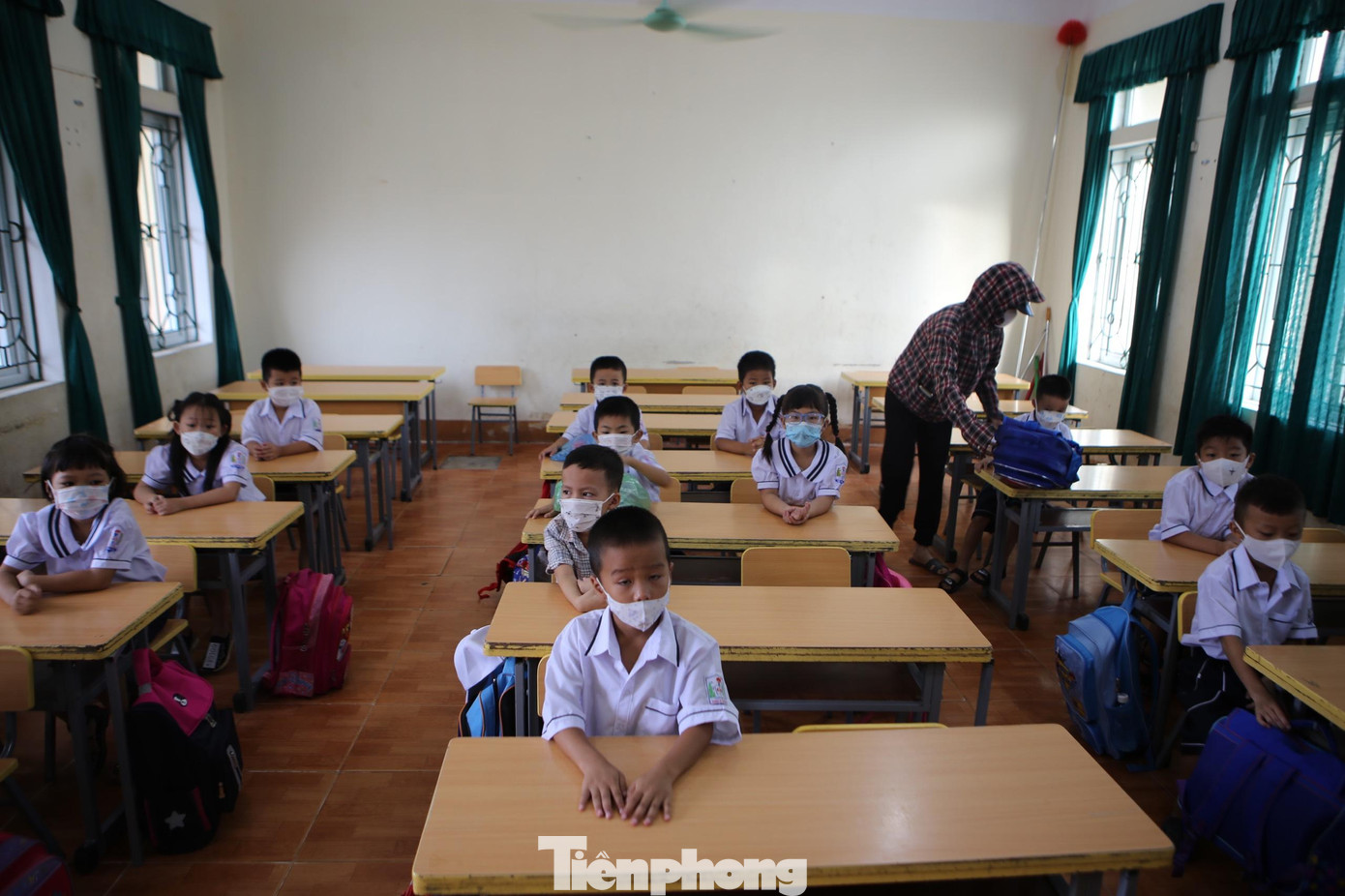 Các trường học lựa chọn phương án tổ chức dạy học trực tiếp 2 ca (sáng, chiều), giữ nguyên số học sinh/lớp, mỗi tuần học 5 buổi đối với tiểu học, 6 buổi đối với THCS và THPT, mỗi buổi không quá 4 tiết.