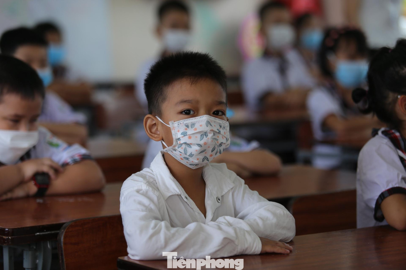 Hiệu trưởng Tiểu học Thạch Lưu cho biết trường có gần 500 học sinh trong năm học 2021-2022. Để hạn chế sự tiếp xúc giữa học sinh các lớp, các khối, trường đã phân khung thời gian và phân luồng theo từng lớp, khối học.