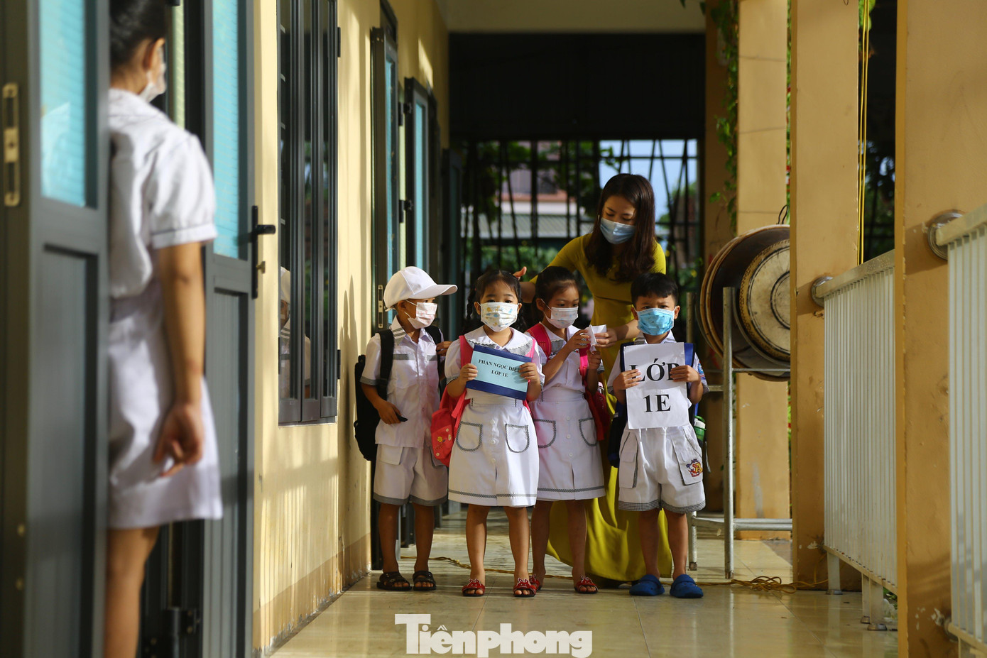 "Một số địa phương giáp ranh với các tỉnh đang có dịch phức tạp, nhiều giáo viên sống trong khu vực thực hiện Chỉ thị 15, 16 chưa thể triển khai dạy và học trực tiếp”, đại diện Sở GD&amp;ĐT Hà Tĩnh cho hay.