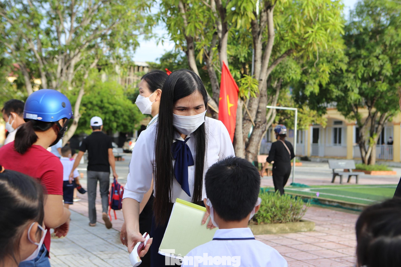 Ghi nhận tại trường Tiểu học Thạch Trung, từ ngoài cổng các giáo viên phân luồng theo khối để hướng dẫn học sinh vào lớp. Học sinh lớp 1,2 vào trường theo cổng chính; học sinh lớp 3,4,5 vào trường theo cổng phụ và được đo thân nhiệt, sát khuẩn trước khi vào lớp học.