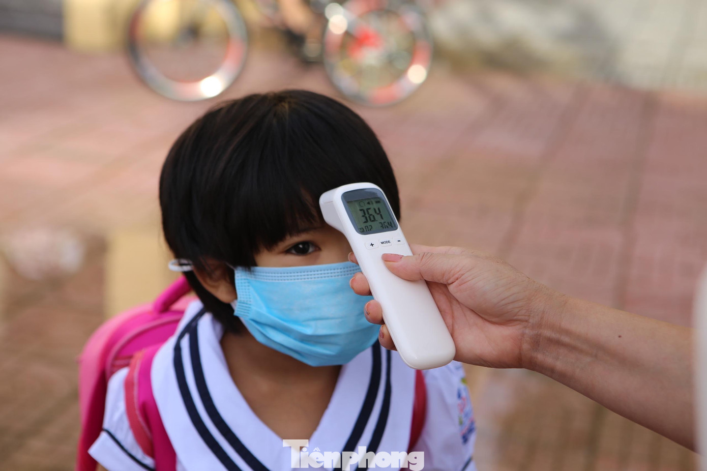 Mỗi học sinh đến được đo thân nhiệt. Trường hợp nào có dấu hiệu sốt sẽ được đưa đến trạm y tế của trường để kiểm tra, theo dõi sức khoẻ.