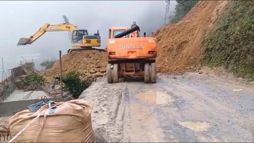 Phương tiện máy móc được huy động đến để xử lý khối lượng đất đá tràn xuống đường. Phương tiện máy móc được huy động đến để xử lý khối lượng đất đá tràn xuống đường.