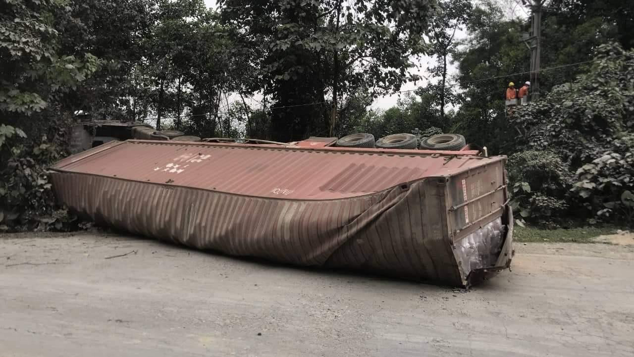 Phần thân xe đầu kéo bị hư hỏng nặng sau vụ tai nạn.