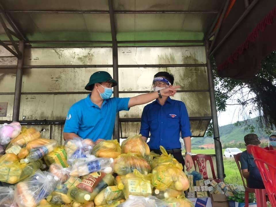 “Đây là món quà hỗ trợ động viên những công dân đi từ miền Nam về bằng xe máy để họ có thêm động lực trên đường về quê. Trong những ngày qua, huyện cũng đã huy động nguồn lực để nấu cơm miễn phí cho người từ vùng dịch về cách ly tại địa bàn”, ông Long cho hay.