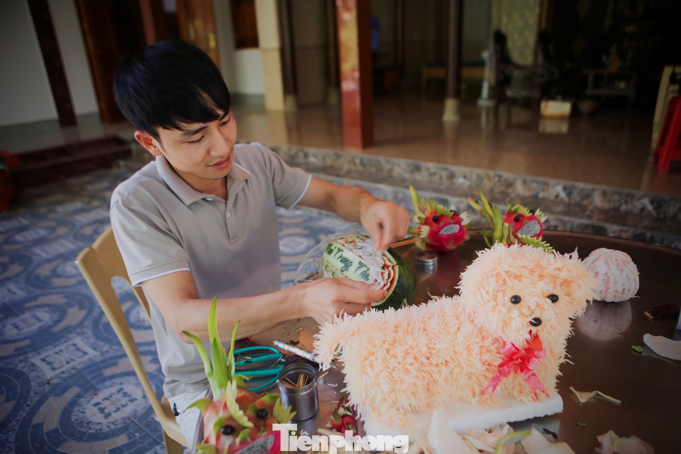 Chú chó ngộ nghĩnh được làm từ bưởi. Để hoàn thiện được một chú chó như thế này, anh Thiết phải mất gần 1 giờ đồng hồ. Khó và lâu nhất là công đoạn tách, bóc múi bưởi. Bưởi được chọn là loại bưởi chua, múi tép ít nước, khô.