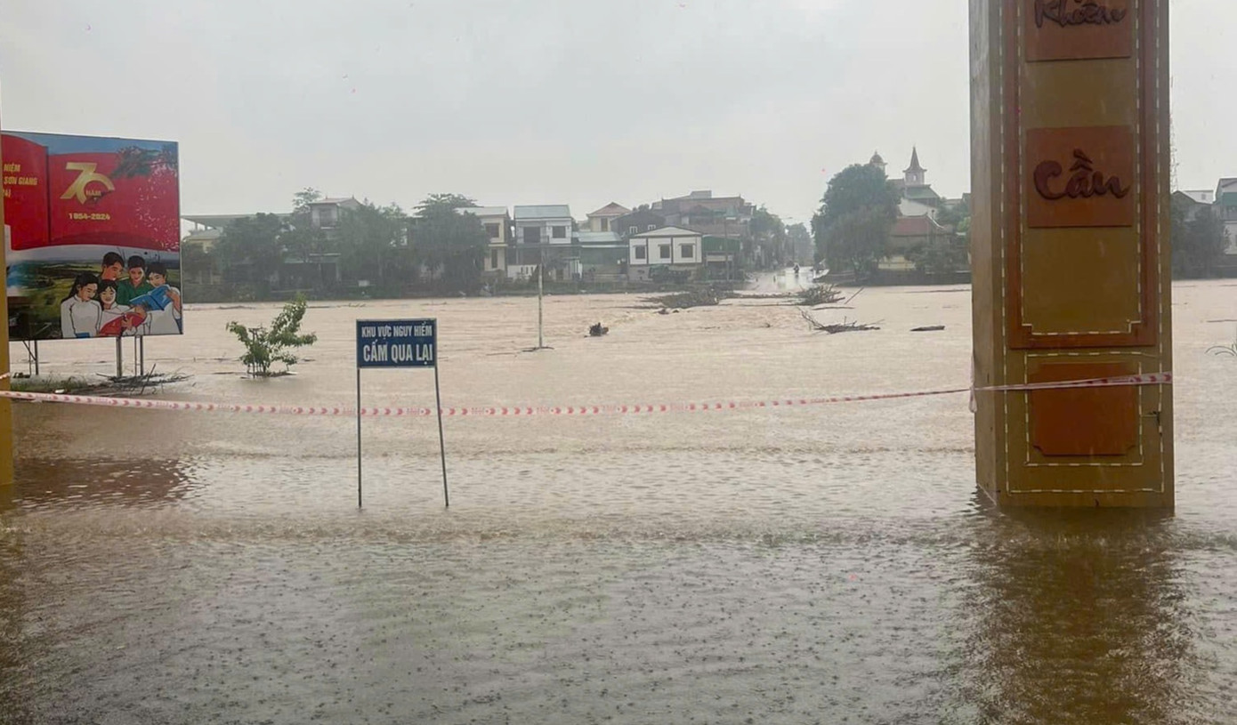 Cầu tràn Phố Giang ngập sâu, chia cắt giao thông.