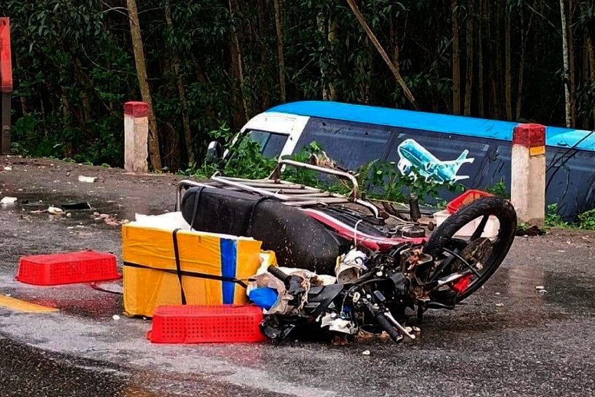 Xe máy hư hỏng nặng sau va chạm với ô tô khách.